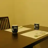 和のおもむきで清潔な店内。白を基調とした木のぬくもりを感じるシンプルで温かみのある雰囲気はゆっくりと美味しい料理とお酒を愉むのにぴったりです。大切な人と居心地の良い空間で語らいも楽しめます。