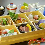 お重に美しく盛り付けられた寿司懐石は旬の魚や国産の牛肉、旬の野菜が美味しい絶品。和食経験豊かな板長が見た目も鮮やかに仕上げます。季節ごとにメニューを大幅に入れ替え、四季の訪れを食を通して届けている。