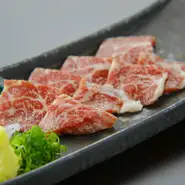 馬刺しの本場、熊本県産の新鮮な馬肉を使用。高品質のものを厳選して提供しています。脂がのっているのにあっさりとした上品な口どけで上質な脂の甘みが堪能できます。