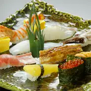 醸造酢にフルーツを漬け込んで熟成させた寿司酢を使用したシャリは、濃すぎず薄すぎず、まろやかな味わいでネタとの相性は抜群です。旬の産地の本鮪、天草の鮮魚をふんだんに使った『上握り』は是非食べたい逸品。