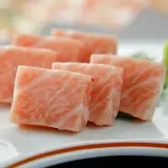 霜降りが美しいトロ刺しは本鮪の大トロを使用。旨みと脂の甘みが濃厚な本鮪の大トロは、なめらかな口どけが感動的です。時期によって産地を厳選、一貫して本鮪のみを使用することにこだわり続けています。