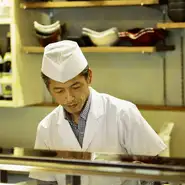 肩ひじ張らずに気軽に入って頂けるよう居心地の良い雰囲気を心がけています。また、接待でも失礼ないように和装のスタッフと心のこもったおもてなしでお客様をお迎えします。