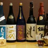 日本酒は、純米、純米吟醸酒を中心に全国の銘酒を取り揃え。お酒の旬に合わせて内容を入れ替えています。悪酔いがしにくく、お酒の味をより美味しく楽しむための「和らぎ水」を用意しているところも心憎い。　