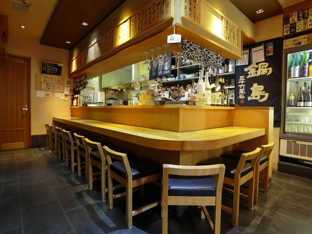 一人だけの時間を、思い思いに満喫できるカウンター席　　　