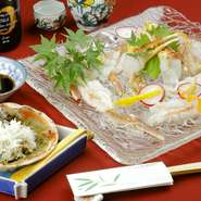 北陸産や北海道産のスワイガニを活きたままお刺身に。新鮮な生ならではのみずみずしさと甘さが存分に堪能できます。胴の部分は焼いたり、味噌汁にして1杯を丸ごと味わい尽くせます。