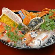 魚介は、その時期に一番美味しい旬魚を市場や漁師さんから直送で仕入れ。時には珍しい魚が入ることもあります。どんな魚も美味しくいただけるように調理しますので、旬ならではの素材の旨みをぜひご堪能ください。