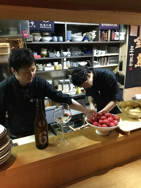 料理だけでなく、カウンター越しの目配り、気配りも大切に　