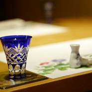 当店では、さまざまな種類の日本酒を取り揃えています。合間に挟む「和らぎ水（仕込み水）」もご用意しておりますので、時折口の中をリフレッシュしながら、ゆっくりと次の一杯をお愉しみください。　