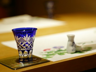 「和らぎ水」で一呼吸置きながら、ゆっくりと至福の一杯を　