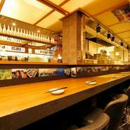 こだわりの魚介を前に、巧みな職人技をふるう料理人の姿。ライブ感たっぷりのカウンター席は、大切な人とのデートの場にも最適です。にぎやかで活気のある雰囲気に後押しされ、二人の会話も盛り上がりそう。