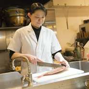 本当に美味しいものを惜しみなくお客様に提供することが、私たちの務めです。食を楽しんでいただくため、居心地の良い空間づくりを重視。お客様との会話も大切にし、産地や調理法などお話させていただいております。