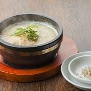 コラーゲンたっぷり濃厚な薬膳料理
（鶏肉、餅米・なつめ・にんにく・高麗人参が入っています）
・ハーフ　1210円