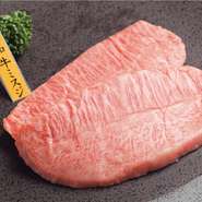 1頭から2キロしか取れない希少部位。口の中でトロける肉の甘みと風味を堪能できる。