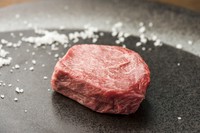 赤身肉として貴重な部位。肉のきめが細かく風味もあり柔らかい。