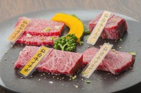 美味しい部分の良いとこどり『特選和牛盛合わせ』（各2切れずつ）