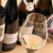 ワインはフランス産を中心に、イタリア産やアメリカ産など約50種類が揃っています。気軽に飲めるリーズナブルなワインから、記念日に選びたいちょっと高級なブランドまでバラエティー豊か。外国人客に好評です。