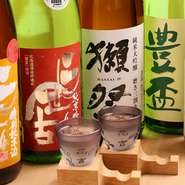 寿司や刺身のほか、焼き物や揚げ物といった一品料理が豊富なので、居酒屋のように利用する人も少なくありません。また全国から厳選した日本酒や、50種類ほど揃うワインなど、アルコールも種類豊富です。
