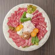 鮮度や品質にこだわった、上質のお肉を厳選して提供しています。また、お肉のおいしさをより引き立てる野菜は、北海道産を中心に新鮮なものを使用しています。料理長こだわりの食材を直接味わってみましょう。