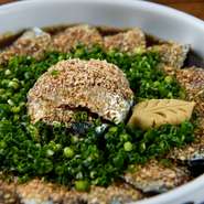 お店の看板メニュー『ごまさば』や『ごまかんぱち』をはじめ、『おきゅうと』や『筑前煮』など、博多料理の豊富な品ぞろえが人気です。魚はほとんどが天然モノ！鮮度にこだわった美味しいお料理と地酒が楽しめます。