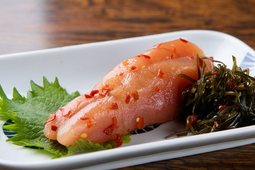 店内には生簀も！独自の仕入れルートで新鮮な魚を提供