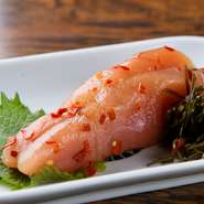 お店に入ると、目に飛び込んでくる生簀には新鮮な魚が！天候不良で他のお店が提供を断念する場面でも、独自の仕入れルートや漁師とのつながりがあるため、お客様に鮮度抜群の魚を届けることができます。