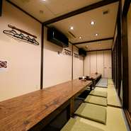仕切りを外せば、大人数の宴会も可能です。ビジネスでゲストをお招きする場合も、地元の料理が味わえるので大変喜ばれます。お得なコースメニューや地酒も充実しているので、幹事さんも安心です。