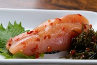 北海道産の新鮮なたらこを仕入れ、切り昆布やリンゴで味つけ。添加物や着色料は使用しないで作ります。チビリチビリとお酒の肴にするのはもちろん、ご飯と一緒にバクバク召し上がるお客様もいらっしゃいます。