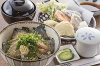 ごまさば丼、茶碗蒸し、天ぷら盛り、汁物、漬物、

＊天候などによっては鯖の入荷がない場合がございます。
