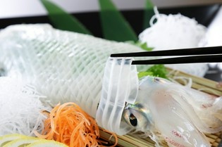 鮮度で勝負！獲れたてを漁師から直接仕入れる『刺身盛り合わせ』