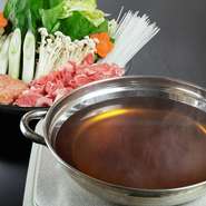 看板メニューの『里芋唐揚げ』をはじめ、旬のお刺身や、明太子など日替わりの一品が味わえます。お肉たっぷり、お店の名前がついた自信作『一歩鍋』を囲んで、仲間とワイワイ。楽しい宴を開きませんか。