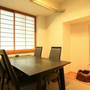 店内には5名まで収容可能な個室が2室あり、つなげて10名席にすることも可能。座敷にテーブルと椅子を設置した落ち着いた雰囲気の室内で、食事と会話をゆったりと楽しむことができます。