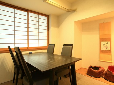 明るくこぢんまりした個室は、使い勝手の良いテーブル席