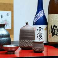 日本酒のラインナップは、お店で提供する料理に合うものに絞って厳選したもの。華やかな香りとキレが特長の『〆張鶴』、辛口ながら甘味も感じられる『雪漫々』など、どれも上品な味わいの京料理と相性抜群です。