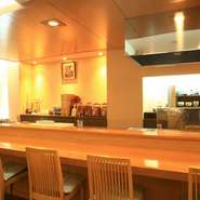 カウンター席で料理人の仕事を眺めながら、美味しい料理とお酒を味わう大人のデートはいかがでしょう。気さくな店主、女将さんとおしゃべりしながら素敵な時間を過ごせます。