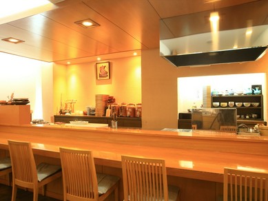 二人でしっとりと食事を愉しむ心地よいひととき　　