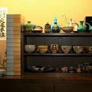 食器や酒器、抹茶茶碗まで、店主自ら選んだ器が使われています。美しい器に盛り付けられた懐石コースの最後には、京都で買い付けた茶碗でお抹茶を提供。特別な日の食事を優雅に締めくくります。