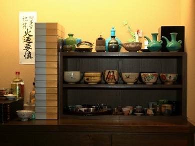 こだわりの器が彩る洗練された料理。酒器、抹茶茶碗にも注目