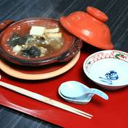 すっぽんを水と昆布で炊き、日本酒を贅沢に加えたスープでいただくシンプルな鍋です。身は鶏肉のようにきめ細かい食感でクセがなく、甲羅から溶け出したコラーゲンを豊富に含む出汁の滋味深い味わいは格別。