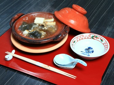 あっさりしているのに旨みたっぷり。関西地方の伝統的な鍋料理『丸鍋（すっぽん）』