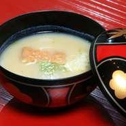 京都の老舗から取り寄せる白味噌を使った、九州では珍しい白いお椀。白味噌の甘い香りとまろやかな味わいがいっぱいに広がる出汁に旬の具材をあしらった、季節を感じる一杯です。