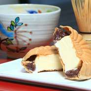 塩を利かせた手づくりあんことひんやりしたバニラアイスのハーモニーが絶妙な自家製最中。コースの締めくくりとしても定番の甘味です。お抹茶と合わせるとさらにしっとりといただけます。