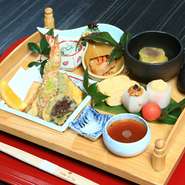 付き出し・お造り・お吸物・焼き物八寸・季節の炊き込みご飯・香の物・止椀・菓子・抹茶