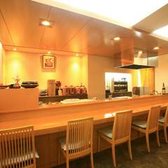 明るく清潔感のある店内で、丁寧につくられる料理に舌鼓