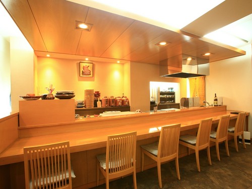 明るく清潔感のある店内で、丁寧につくられる料理に舌鼓