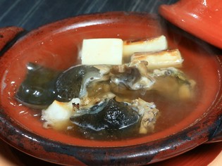 身はコリコリ、澄んだスープには旨味と栄養が凝縮した『丸鍋』