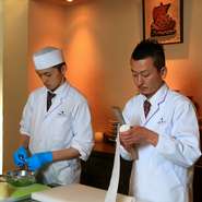 当店を選んで来てくださったお客様に、日常を忘れてゆったり過ごしていただき、旬の食材の美味しさを楽しんでもらえるよう心掛けています。器や盛り付けにも都度アレンジを加えるなどして季節感を演出。