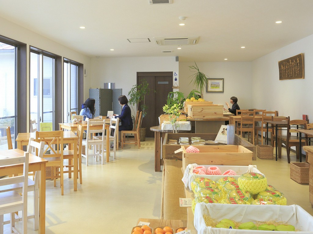 フルーツの香りが満ちている明るい店内