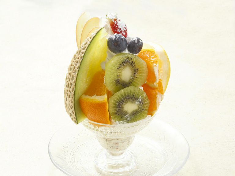 季節のフルーツを贅沢にのせた『フェリースパフェ』