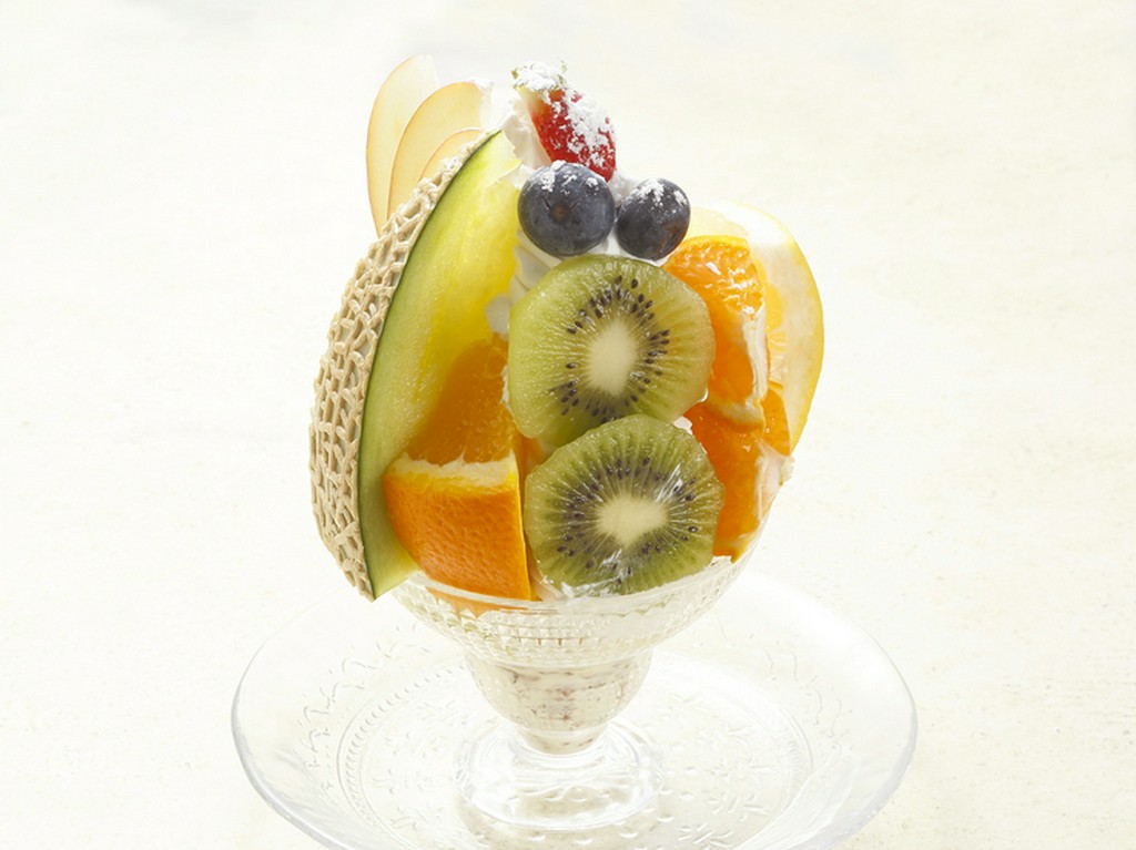 季節のフルーツを贅沢にのせた『フェリースパフェ』