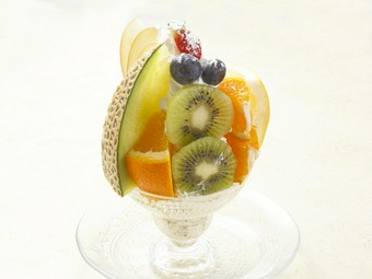 季節のフルーツを贅沢にのせた『フェリースパフェ』